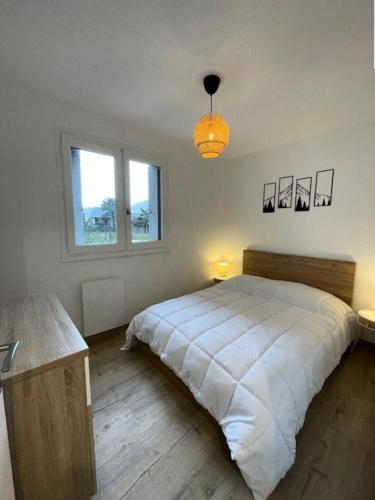 une chambre avec un lit, un bureau et des fenêtres dans l'établissement Résidence Le Palos - A deux pas du centre appartement 6 personnes à la Résidence PALOS A/62 MAE-6811, à Cadeilhan-Trachère