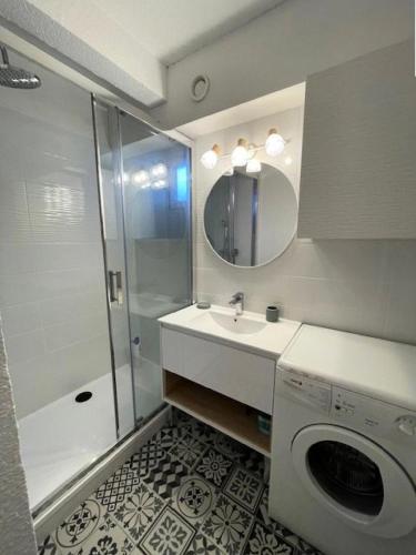 La salle de bains est pourvue d'un lavabo et d'un lave-linge. dans l'établissement Résidence Le Palos - A deux pas du centre appartement 6 personnes à la Résidence PALOS A/62 MAE-6811, à Cadeilhan-Trachère