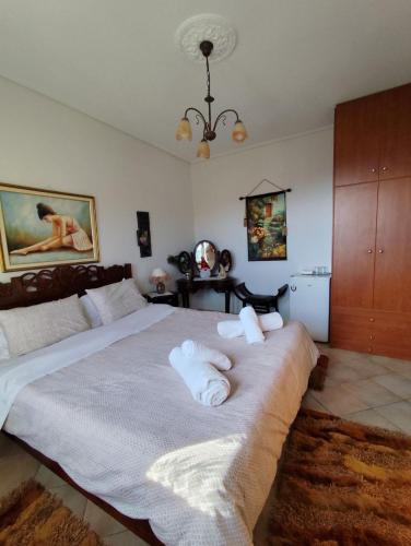 a bedroom with a bed with towels on it at Δωμάτια με Θέα in Volos