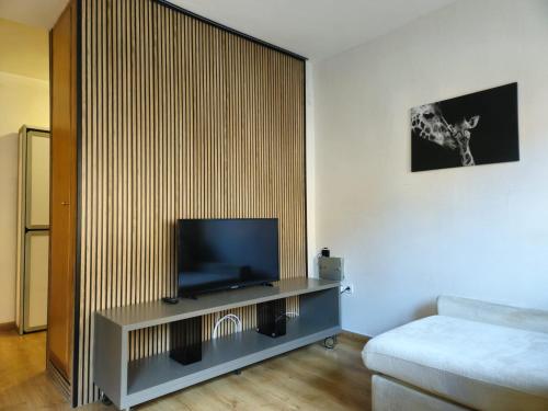 ein Wohnzimmer mit einem Flachbildfernseher an der Wand in der Unterkunft Apartamento "MOY" Sierra Nevada Parking gratuito in Sierra Nevada