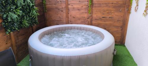 a hot tub in the corner of a garden at O Infinito in Calhetas