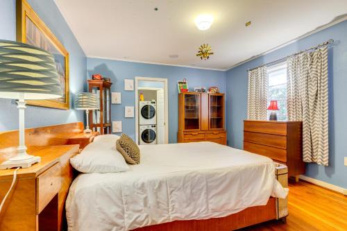 Katil atau katil-katil dalam bilik di Walkable Home Near Beach and Downtown Fairhope!