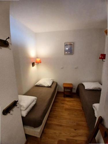 Cette chambre comprend deux lits. dans l'établissement Résidence Dame Blanche - DBA205 - APPT 1 CHAMBRE + CABINE - BALCON - 6 PERSONNES MAE-8791, à Narreyroux