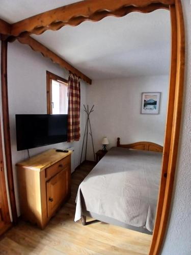 une chambre avec un lit et une télévision à écran plat dans l'établissement Résidence Dame Blanche - DBA205 - APPT 1 CHAMBRE + CABINE - BALCON - 6 PERSONNES MAE-8791, à Narreyroux