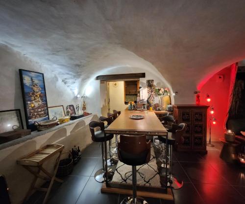 - une cuisine avec un bar doté d'une table et de chaises dans l'établissement Les clés des pistes, à Puy-Saint-Pierre