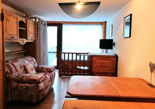 un salon avec un canapé et une table dans l'établissement Résidence La Meije - Studio cabine 4/5 pers - LE MEIJE- PLAGNE CENTRE MAE-3044, à Aime La Plagne
