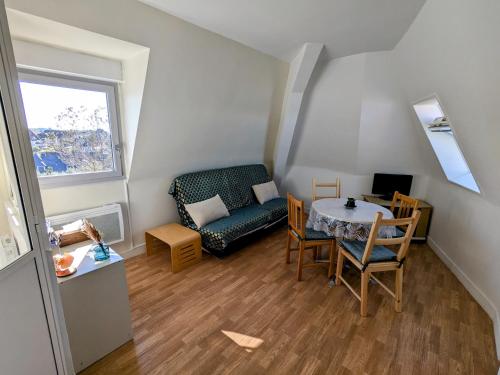 - un petit salon avec une table et une chaise dans l'établissement Appartement vue sur mer et accès direct à la plage, à Cabourg