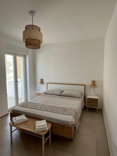 una camera da letto con un letto e una grande finestra di Residence 'Il Fratino' a Vasto