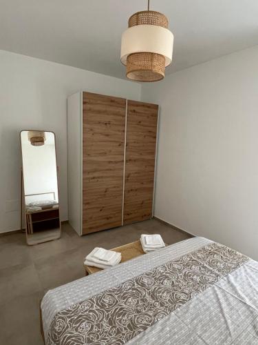 una camera con un grande letto e un armadio di Residence 'Il Fratino' a Vasto