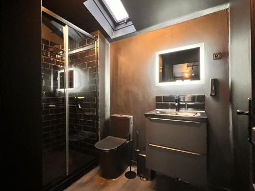une salle de bain avec un lavabo et une douche dans l'établissement BLK Room Cinema, à Boulogne-sur-Mer