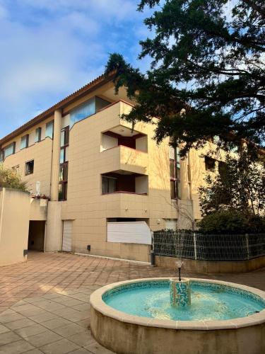 un bâtiment avec une fontaine devant un bâtiment dans l'établissement Centre ville AIX - Terrasse / Ascenseur - Rénové, à Aix-en-Provence