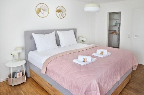 a bedroom with a large bed with two trays on it at JJ-TS - Zentrale Wohnung - nahe SAP - Parkplatz - Terrasse in Walldorf