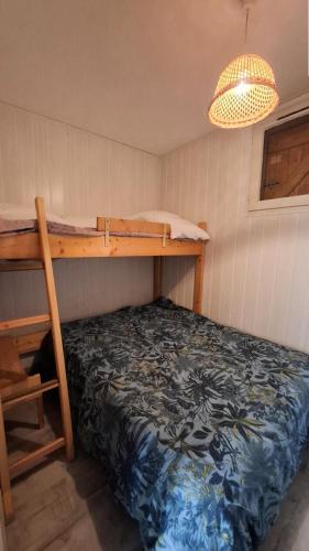 - une chambre avec des lits superposés et un lustre dans l'établissement Résidence Soleil D'huez - APPARTEMENT ALPE D'HUEZ QUARTIER DE L'ECLOSE EST MAE-3331, à Huez