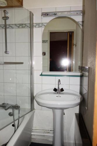 une salle de bain avec un lavabo, un miroir et une baignoire dans l'établissement Résidence Soleil D'huez - APPARTEMENT ALPE D'HUEZ QUARTIER DE L'ECLOSE EST MAE-3331, à Huez