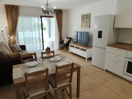 Una cocina y una sala de estar con mesa y sillas. en FAIRWAYS CLUB, suite B37, en San Miguel de Abona