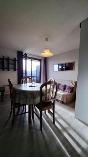un salon avec une table et des chaises et un lit dans l'établissement Résidence Skival - APPARTEMENT 2 PIECES ALPE D'HUEZ QUARTIER DE L'ECLOSE MAE-3421, à Huez