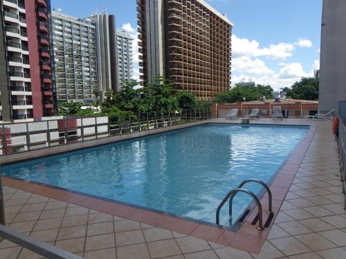 uma grande piscina no topo de um edifício em IKA Apart Hotel em Brasília