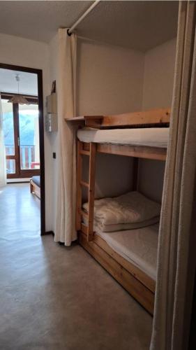 une chambre avec deux lits superposés dans une pièce dans l'établissement Résidence Vue Et Soleil - APPARTEMENT ALPE DHUEZ QUARTIER PASSEAUX MAE-3961, à Huez
