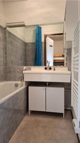 une salle de bain avec un lavabo et une baignoire dans l'établissement Résidence Vue Et Soleil - APPARTEMENT ALPE DHUEZ QUARTIER PASSEAUX MAE-3961, à Huez