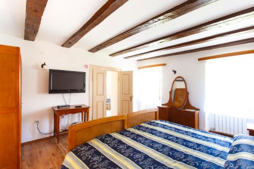 Postel nebo postele na pokoji v ubytování Apartments Villa Kastav in Old town center with sea view and parking