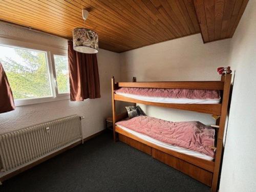 une chambre avec deux lits superposés et une fenêtre dans l'établissement Résidence Horizon - Appartement 4 Pièces QUARTIER BERGERS-PIEDS DES PISTES-DEPART ESF MAE-7251, à Huez