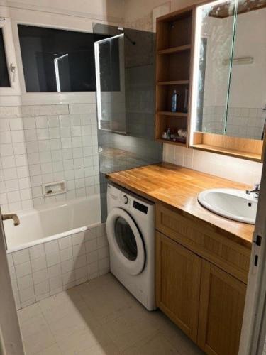 une salle de bain avec une machine à laver et un lavabo dans l'établissement Résidence Horizon - Appartement 4 Pièces QUARTIER BERGERS-PIEDS DES PISTES-DEPART ESF MAE-7251, à Huez