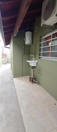 ein Badezimmer mit Waschbecken und Fenster in der Unterkunft Chalet a 500mts del mar in Mar del Tuyú