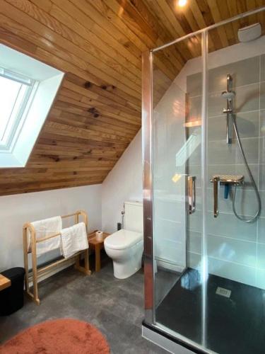 une salle de bain avec toilettes et douche en verre dans l'établissement Résidence D06-tregastel - Découvrez Torr Penn nichée dans les rochers roses MAE-1741, à Trégastel