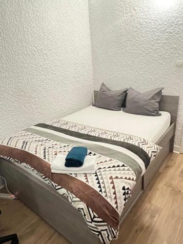 ペサックにあるChambre chez particulier Cosy et reposanteのベッド1台