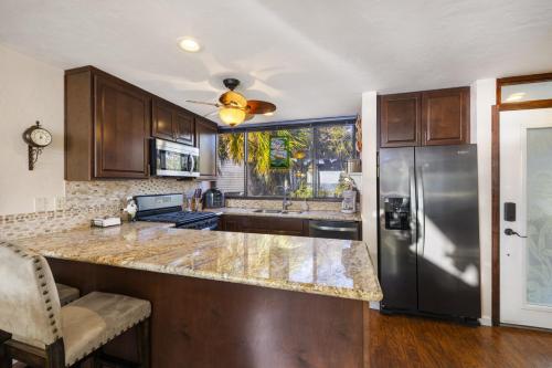 Cuisine ou kitchenette dans l'établissement Cedar Tides