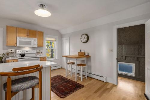 Kuchyň nebo kuchyňský kout v ubytování West End Gem Live Like a Local in Portsmouth