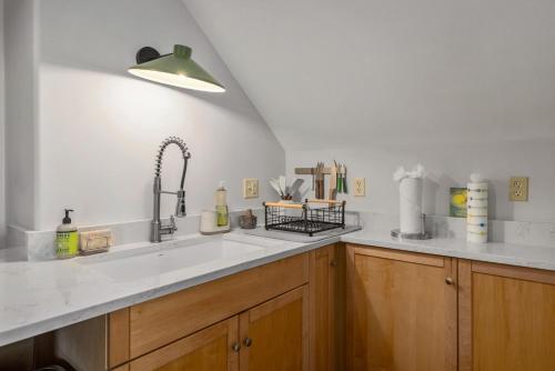 Kuchyň nebo kuchyňský kout v ubytování West End Gem Live Like a Local in Portsmouth