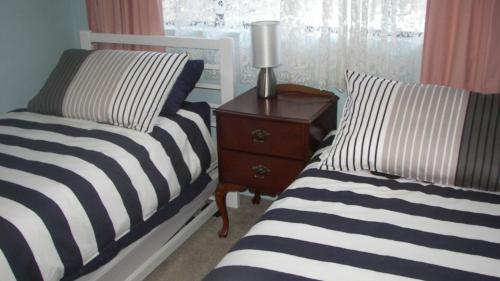 due letti uno accanto all'altro in una camera da letto di 3/17 Park Street a Port Macquarie