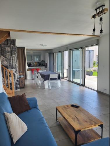 Maison moderne 3 chambres, calme et spacieuse, terrasse-parking gratuit