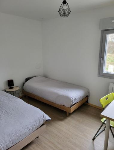 une chambre avec deux lits et une fenêtre dans l'établissement Maison moderne 3 chambres, calme et spacieuse, terrasse-parking gratuit, à Besançon