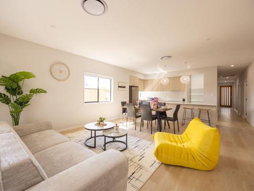 a living room with a couch and a table at Luxurious 4 Bedroom Home with AC, Wi-Fi and SmartTV in Park Ridge