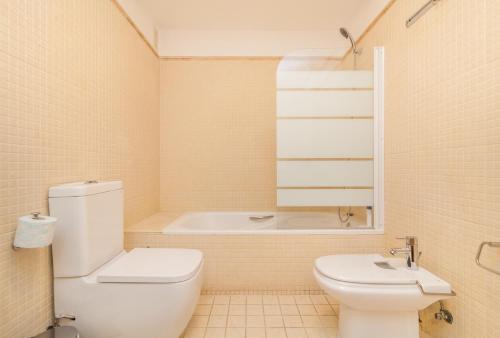une salle de bain avec toilettes, lavabo et baignoire dans l'établissement Tenerife Break - Balcon de los Gigantes, à Puerto de Santiago