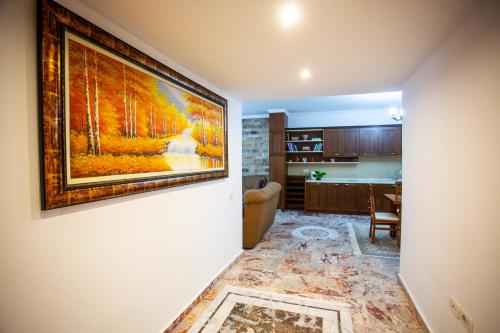 un soggiorno con un quadro appeso al muro di Klevi Apartment a Tirana
