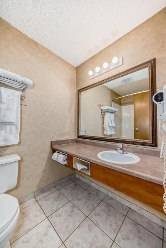 Salle de bains dans l'établissement Stony Plain Inn & Suites