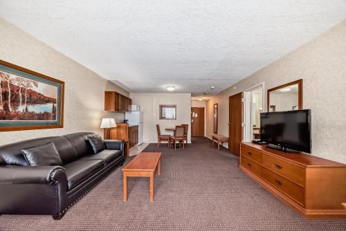 Télévision ou salle de divertissement dans l'établissement Stony Plain Inn & Suites