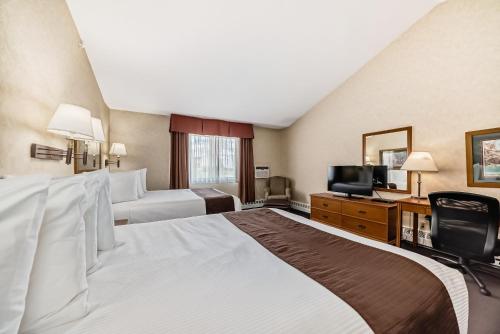 Un ou plusieurs lits dans un hébergement de l'établissement Stony Plain Inn & Suites