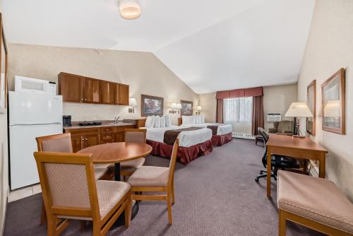 Cuisine ou kitchenette dans l'établissement Stony Plain Inn & Suites