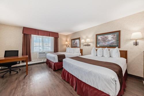 Un ou plusieurs lits dans un hébergement de l'établissement Stony Plain Inn & Suites