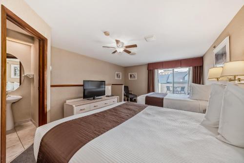 Un ou plusieurs lits dans un hébergement de l'établissement Stony Plain Inn & Suites