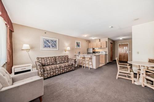 Cuisine ou kitchenette dans l'établissement Stony Plain Inn & Suites