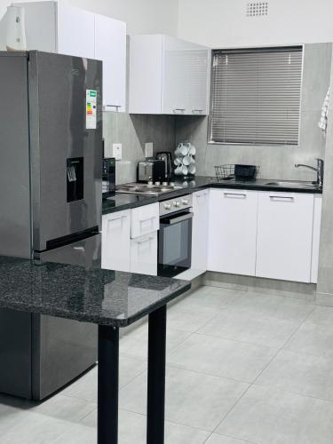 Dapur atau dapur kecil di Mayaza Luxury Apartment