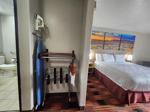 Katil atau katil-katil dalam bilik di Days Inn by Wyndham Lumberton
