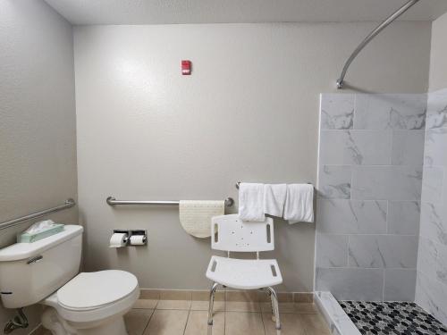 Bilik mandi di Days Inn by Wyndham Lumberton