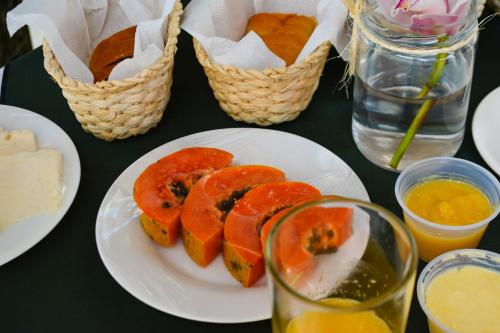 un piatto di cibo con pomodori su un tavolo di Pousada SerTão de Minas a Conceição da Ibitipoca