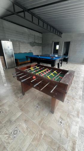 a ping pong table in a room with a pool table at MaryCamp Mairipora Pico olho d agua in Mairiporã